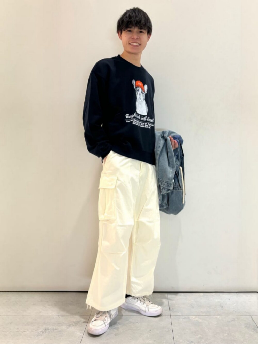 ブルー系のデニムジャケット、ホワイト系のその他パンツ、ブルー系のスウェットを着用したメンズの冬コーディネートの6枚目の写真