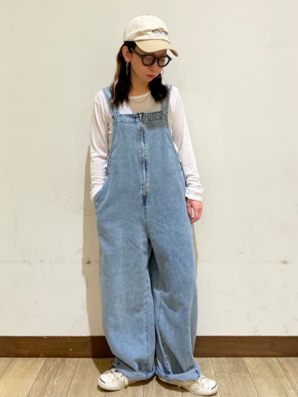 ホワイト系のその他トップス、ブルー系のサロペット/オーバーオール、ホワイト系のシャツ/ブラウスを着用したレディースの春コーディネートの7枚目の写真