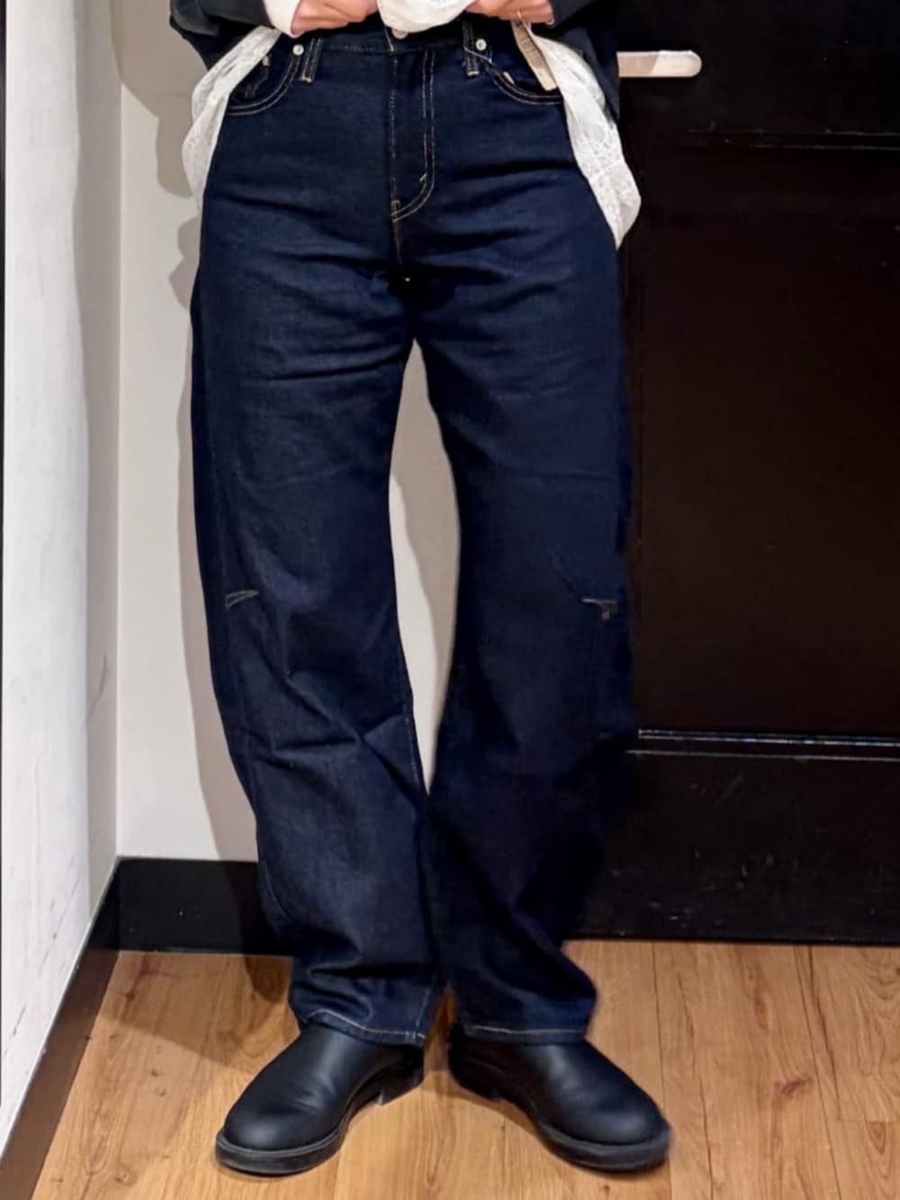 ブラウン系のショルダーバッグ、ブラック系のモッズコート、ブラック系のスウェットを着用したレディースの春コーディネートの5枚目の写真