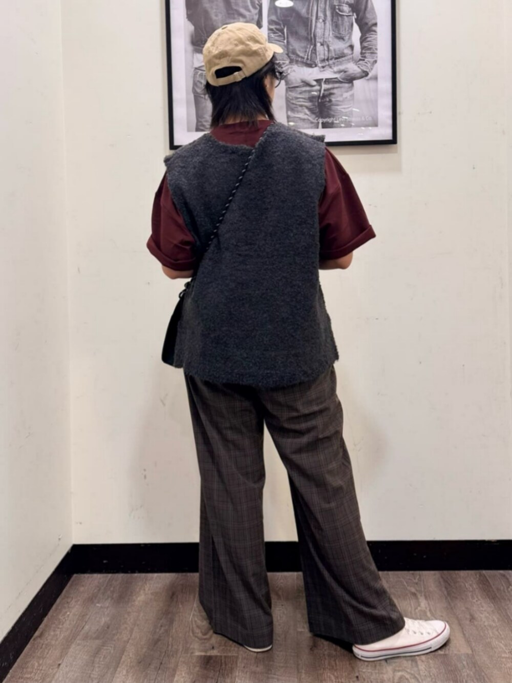 ブラウン系のその他パンツ、レッド系のTシャツ/カットソー、ブラック系のショルダーバッグを着用したレディースの秋コーディネートの3枚目の写真