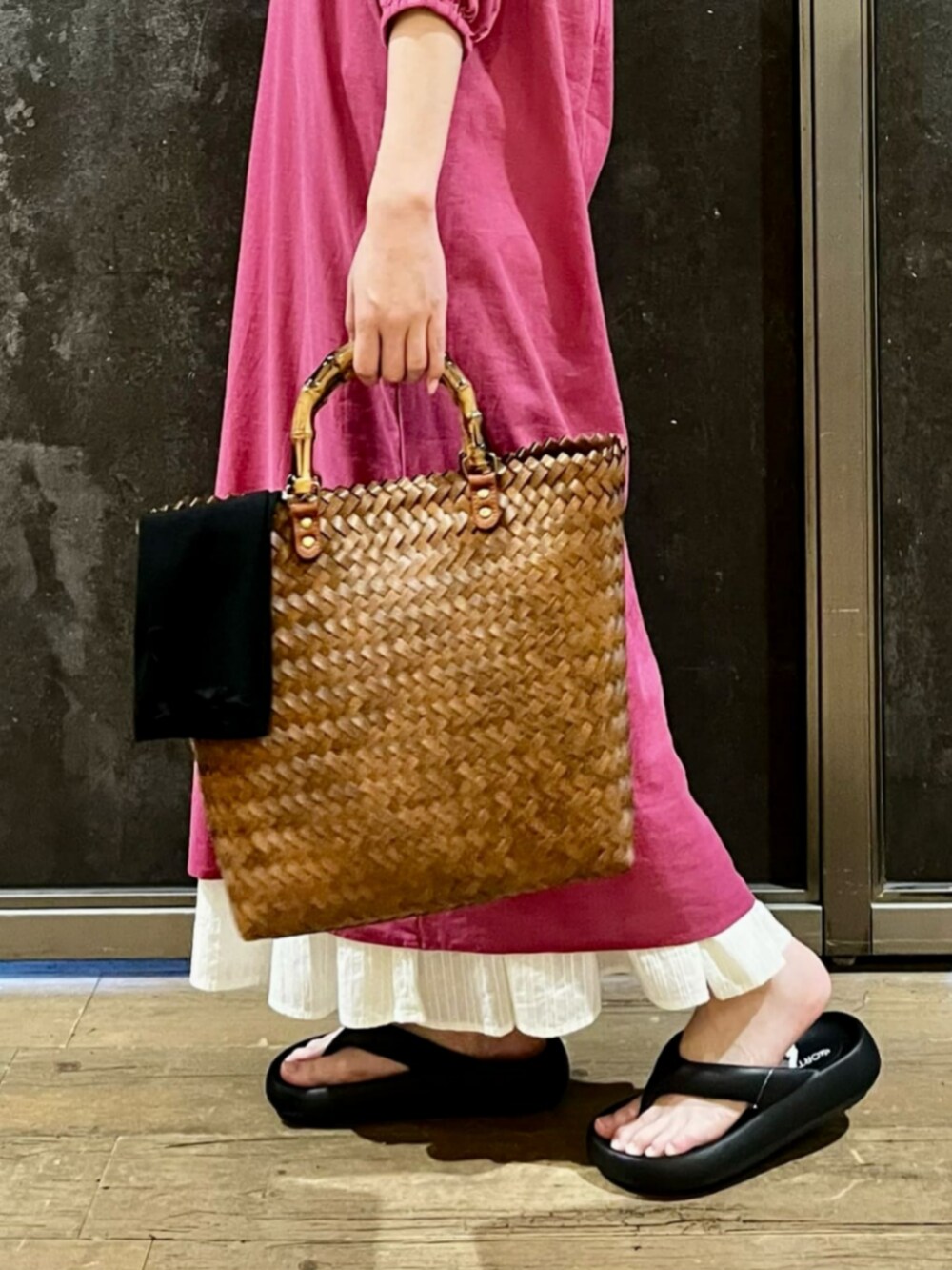 ブラック系のサンダル、ピンク系のシャツワンピース、ホワイト系のスカートを着用したレディースの夏コーディネートの8枚目の写真