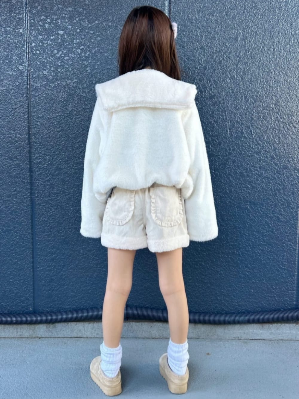 ホワイト系のトートバッグ、ブルー系のスウェット、ホワイト系のブルゾンを着用したキッズの冬コーディネートの4枚目の写真