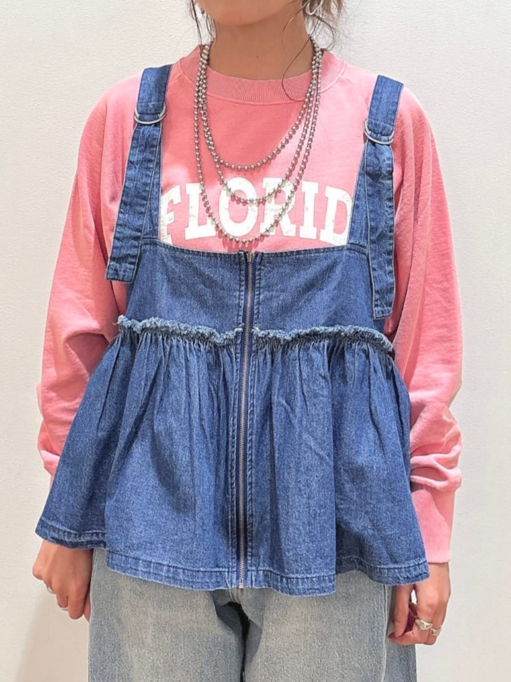 ピンク系のスウェット、ブルー系のその他トップス、ブルー系のデニムパンツを着用したレディースの冬コーディネートの6枚目の写真