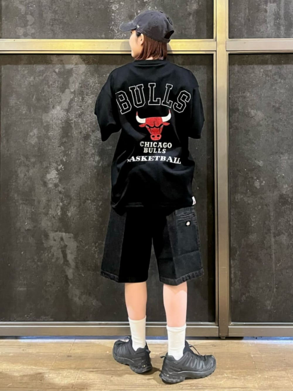 ブラック系のシャツ/ブラウス、ブラック系のTシャツ/カットソー、ブラック系のその他パンツを着用したレディースの夏コーディネートの5枚目の写真