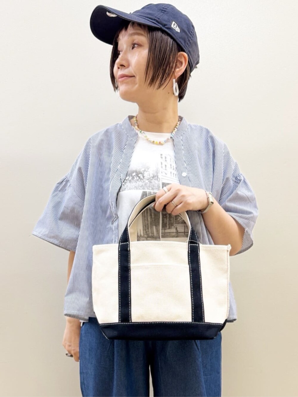 ブルー系のその他パンツ、ブラック系のトートバッグ、ホワイト系のTシャツ/カットソーを着用したレディースの夏コーディネートの10枚目の写真