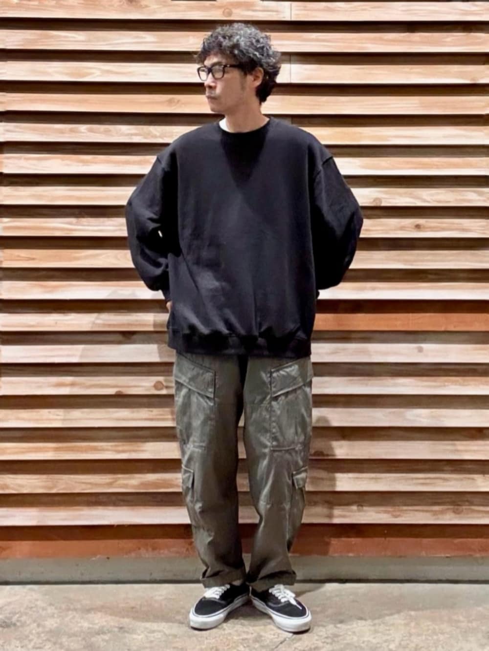 ホワイト系のTシャツ/カットソー、ブラック系のブルゾン、ブラック系のスウェットを着用したメンズの冬コーディネートの4枚目の写真