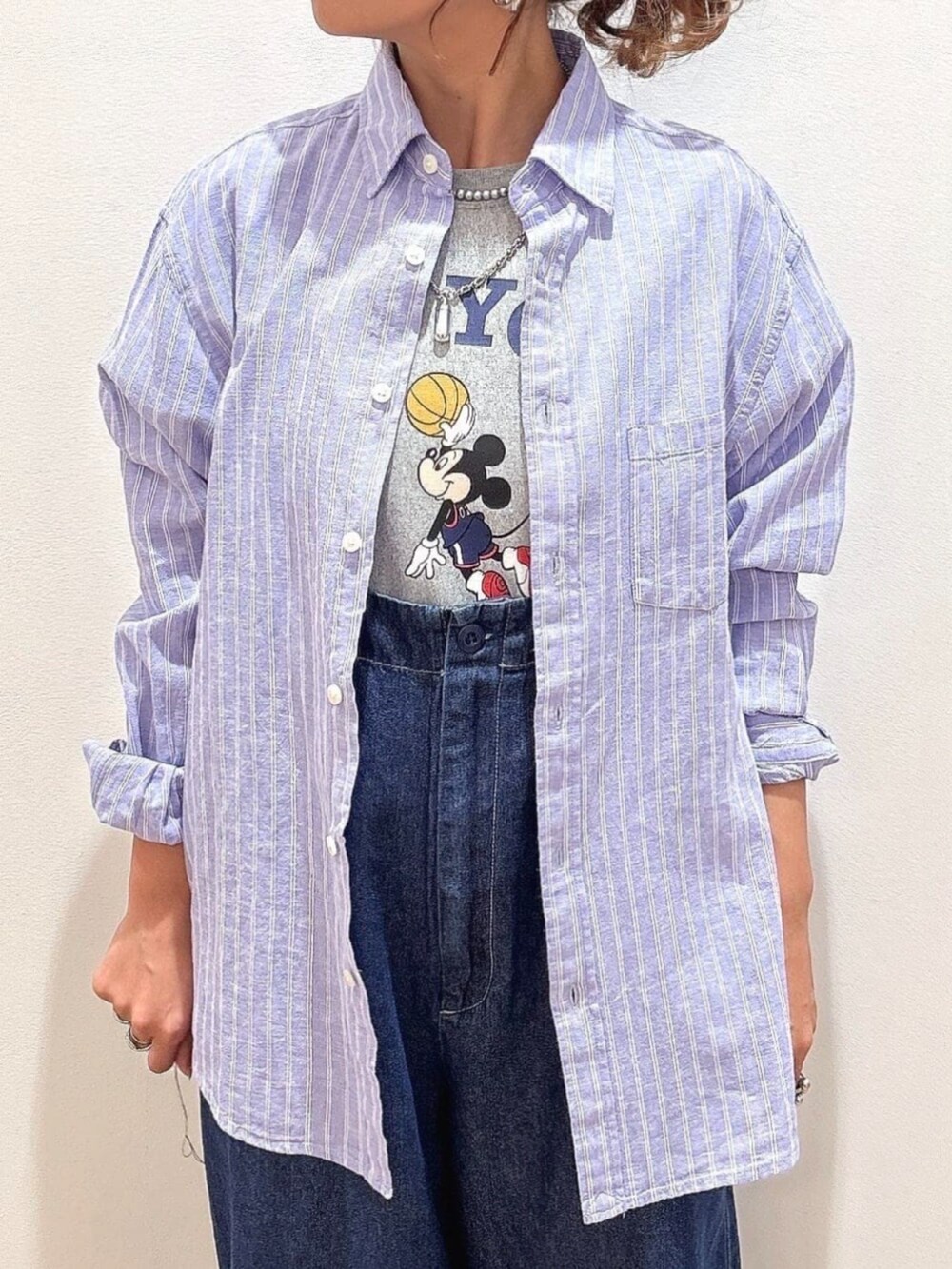 ブラック系のTシャツ/カットソー、ブルー系のシャツ/ブラウス、ブルー系のデニムパンツを着用したレディースの夏コーディネートの6枚目の写真