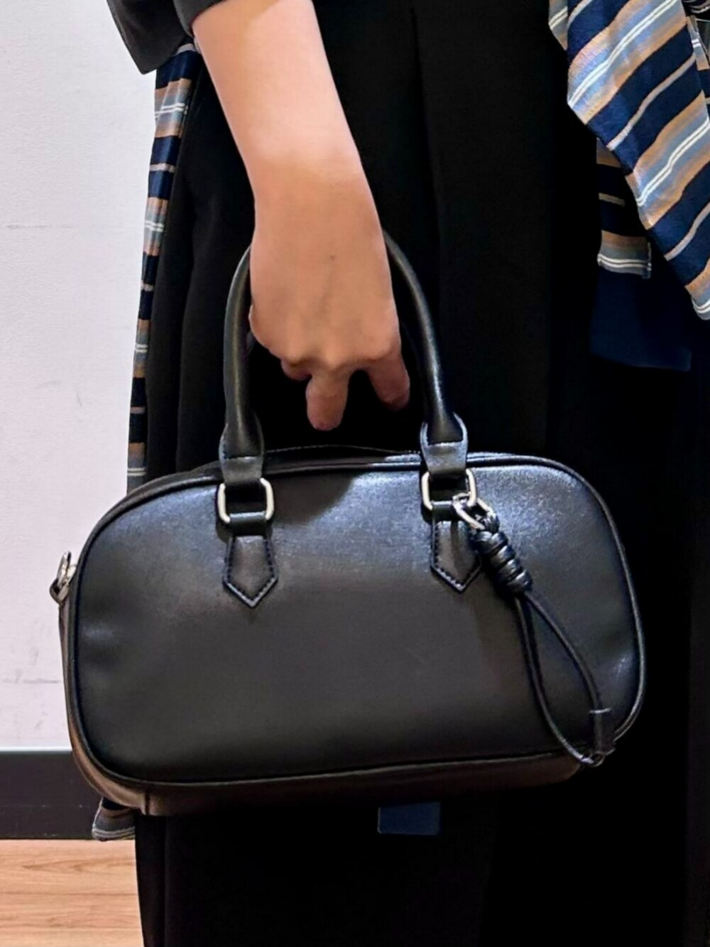 ブラック系のその他パンツ、ブラック系のショルダーバッグ、ブラック系のスウェットを着用したレディースの秋コーディネートの7枚目の写真