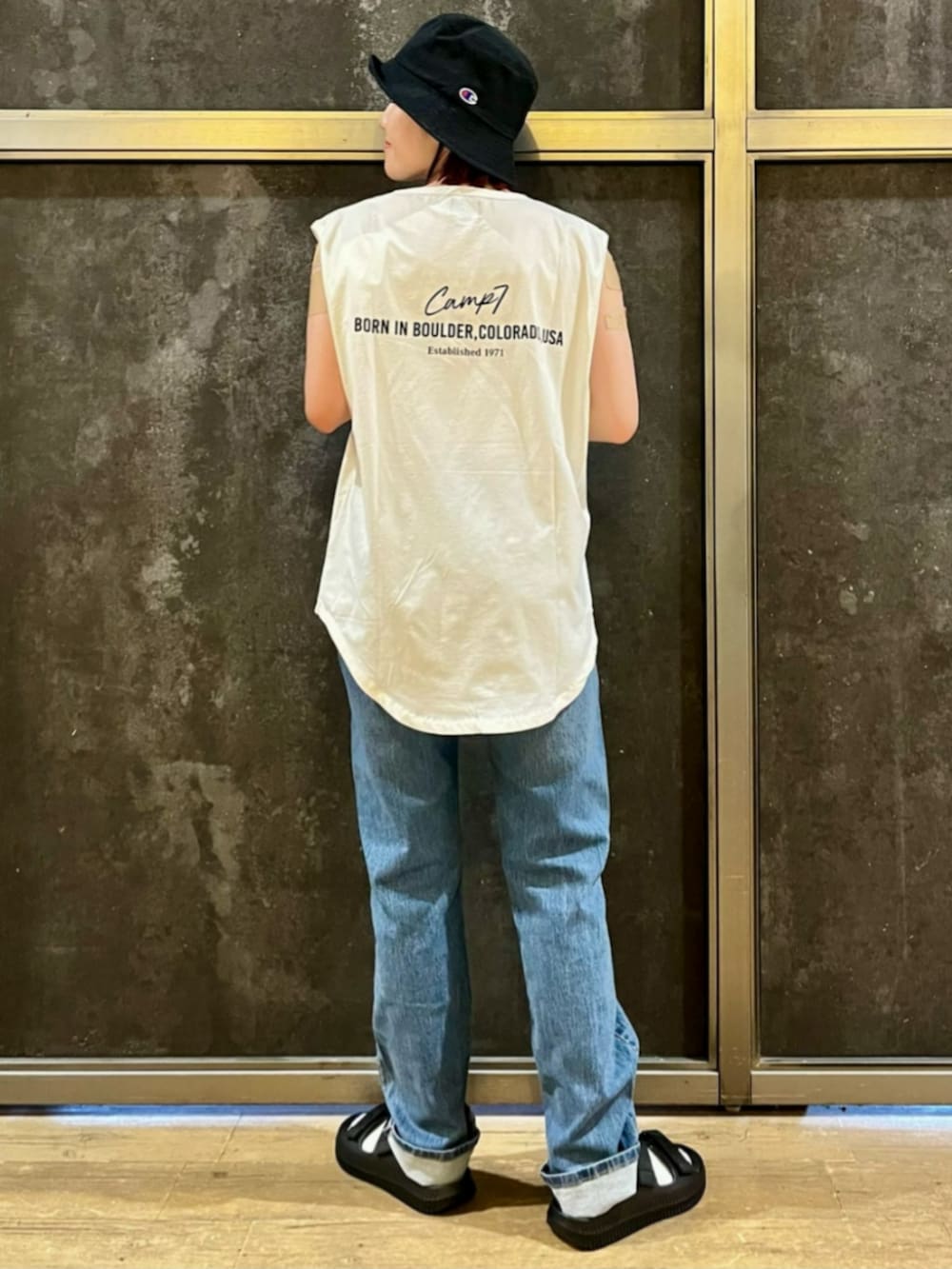 ブラック系のTシャツ/カットソー、ホワイト系のタンクトップ、ブルー系のデニムパンツを着用したレディースの夏コーディネートの5枚目の写真