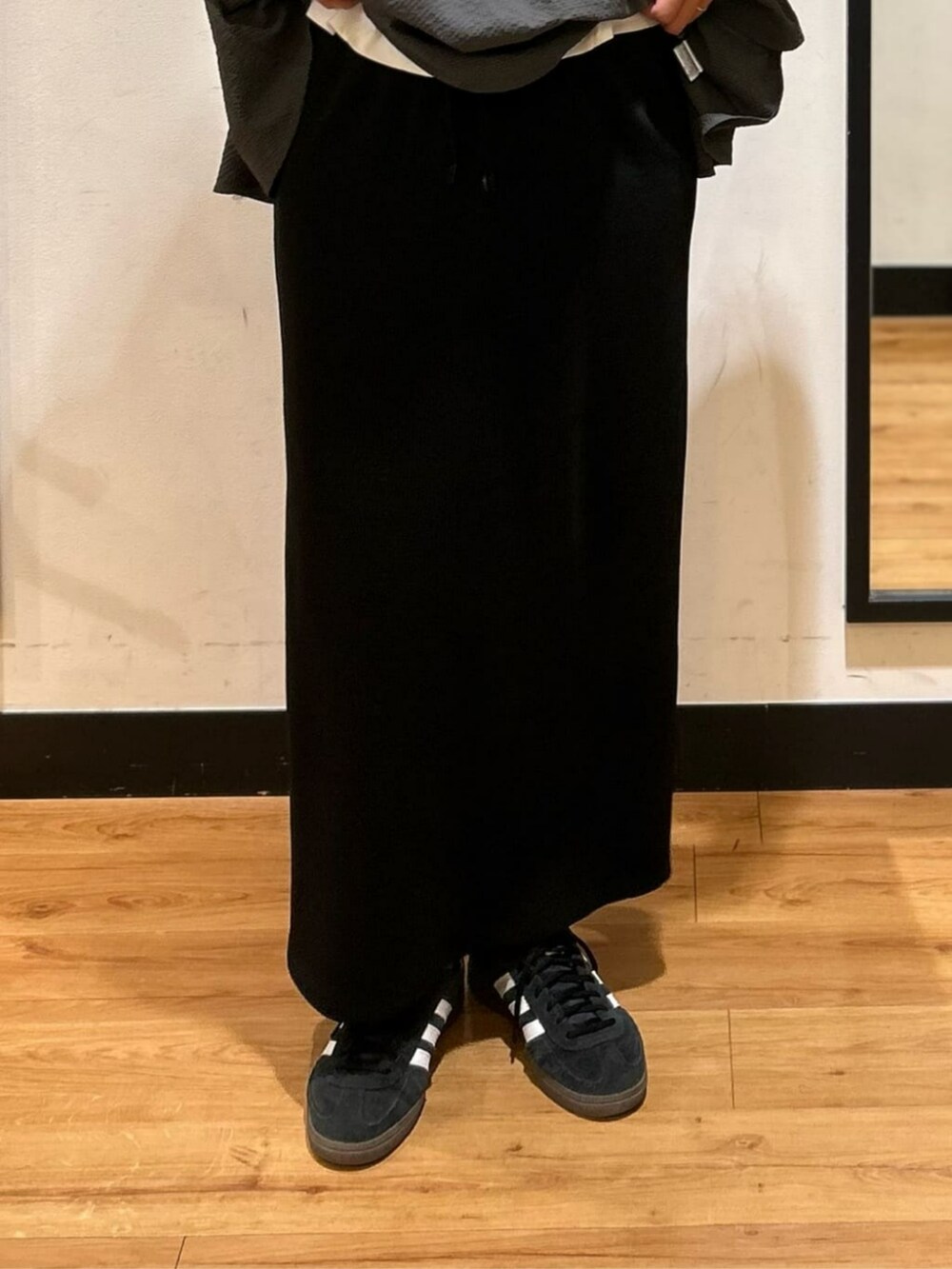 「夏コーデ、スカート、Tシャツ、ゆったり、楽チンコーデ、高身長女子、骨格ウェーブ、30代コーデ、40代コーデ、ママコーデ、おしりが隠れる、体型カバー」｜「Right-onの【HONEYSUCKLE ROSE】リブタイトスカート（スカート、ブラック系）」を使った、Rightonさん（骨格ウェーブ・レディース・166cm）の夏コーディネートの6枚目の写真