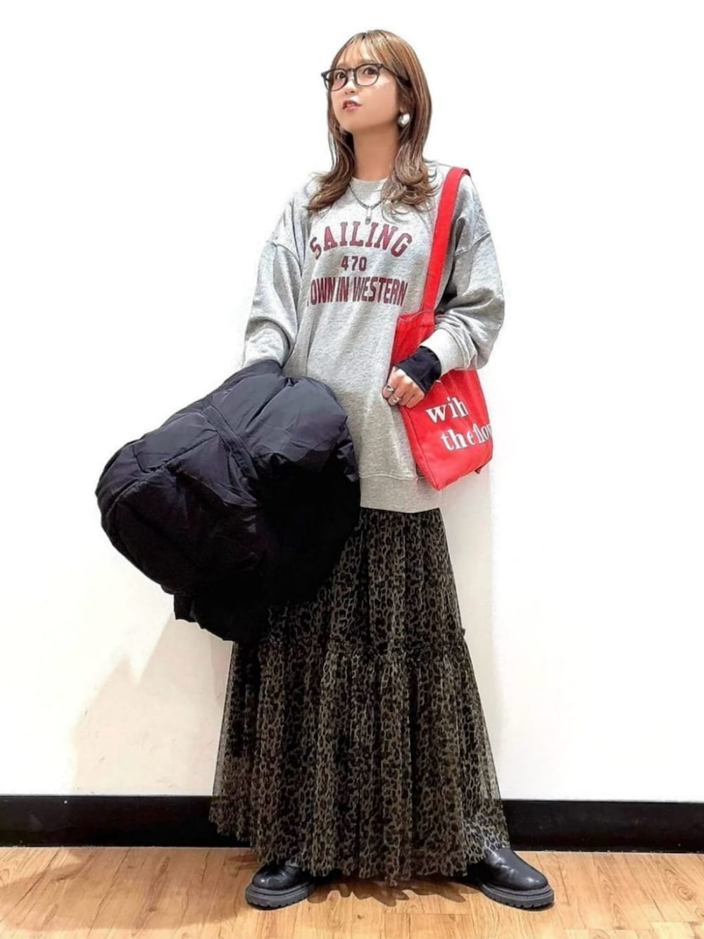 グレー系のスウェット、ブラウン系のスカート、ブラック系のTシャツ/カットソーを着用したレディースの秋コーディネートの4枚目の写真