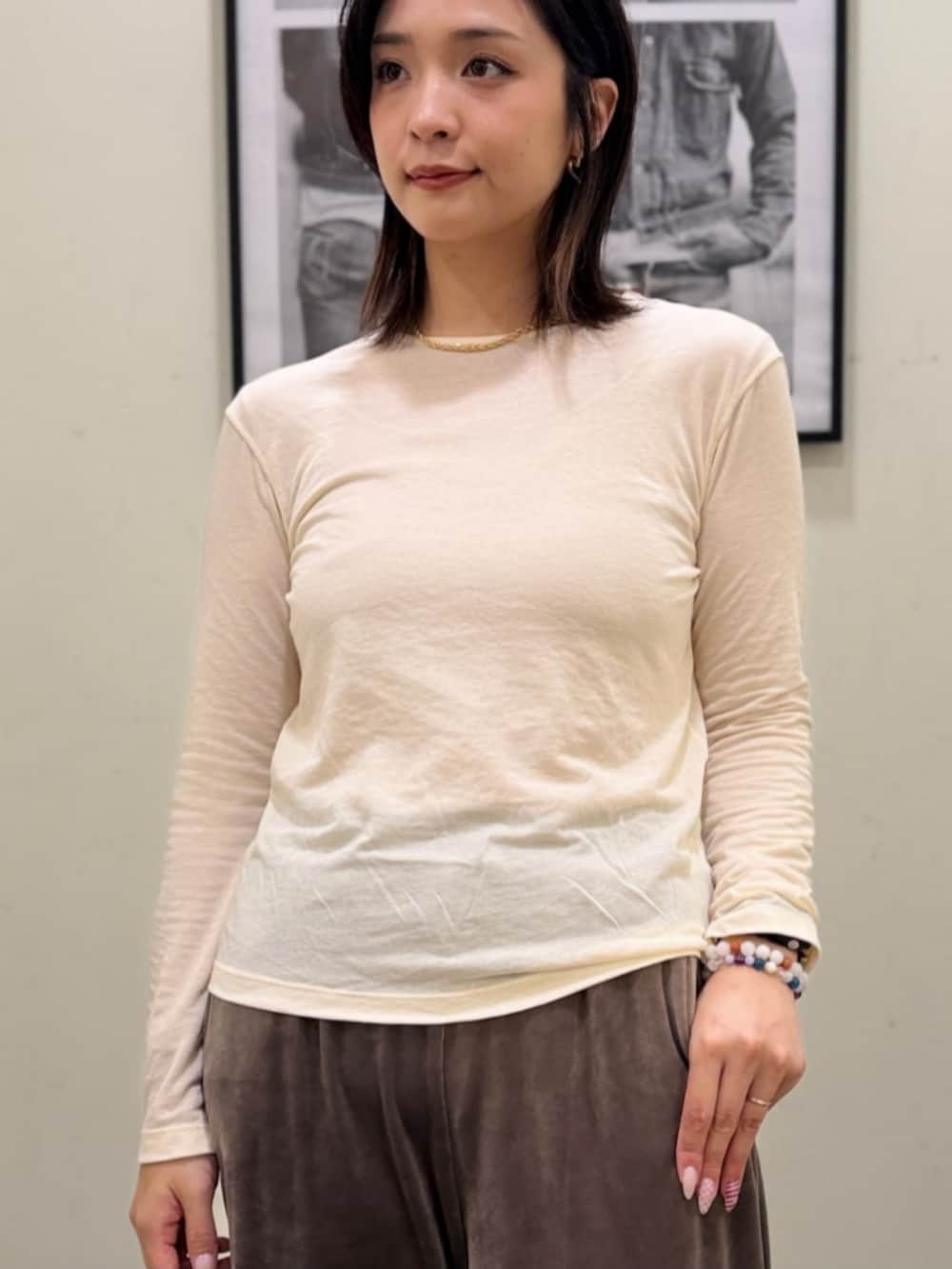 ホワイト系のTシャツ/カットソー、レッド系のニット/セーター、ベージュ系のシャツ/ブラウスを着用したレディースの冬コーディネートの5枚目の写真