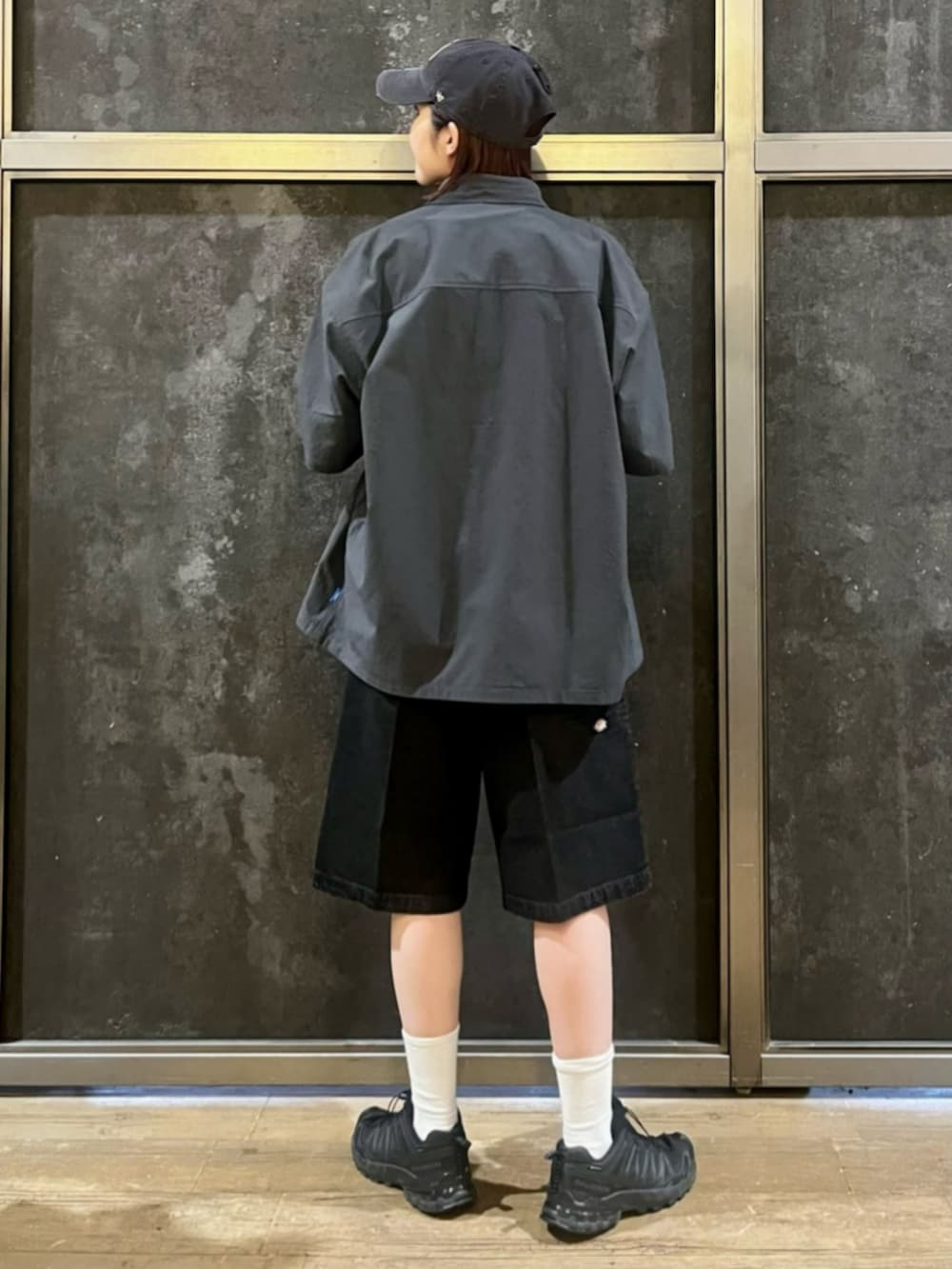 ブラック系のシャツ/ブラウス、ブラック系のTシャツ/カットソー、ブラック系のその他パンツを着用したレディースの夏コーディネートの3枚目の写真