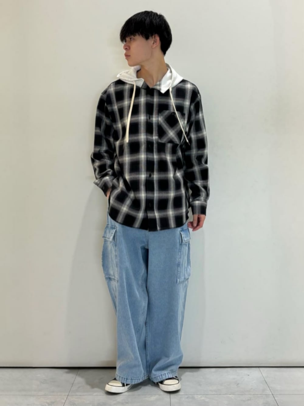 ブルー系のデニムパンツ、ブラック系のシャツ/ブラウス、グレー系のTシャツ/カットソーを着用したメンズの春コーディネートの6枚目の写真