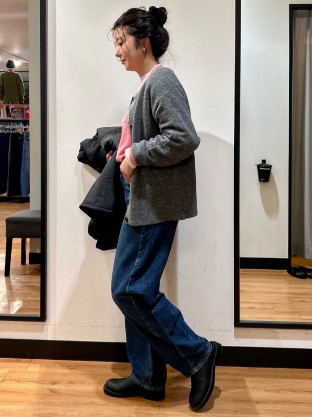 グレー系のカーディガン/ボレロ、ピンク系のスウェット、ブルー系のデニムパンツを着用したレディースの冬コーディネートの2枚目の写真