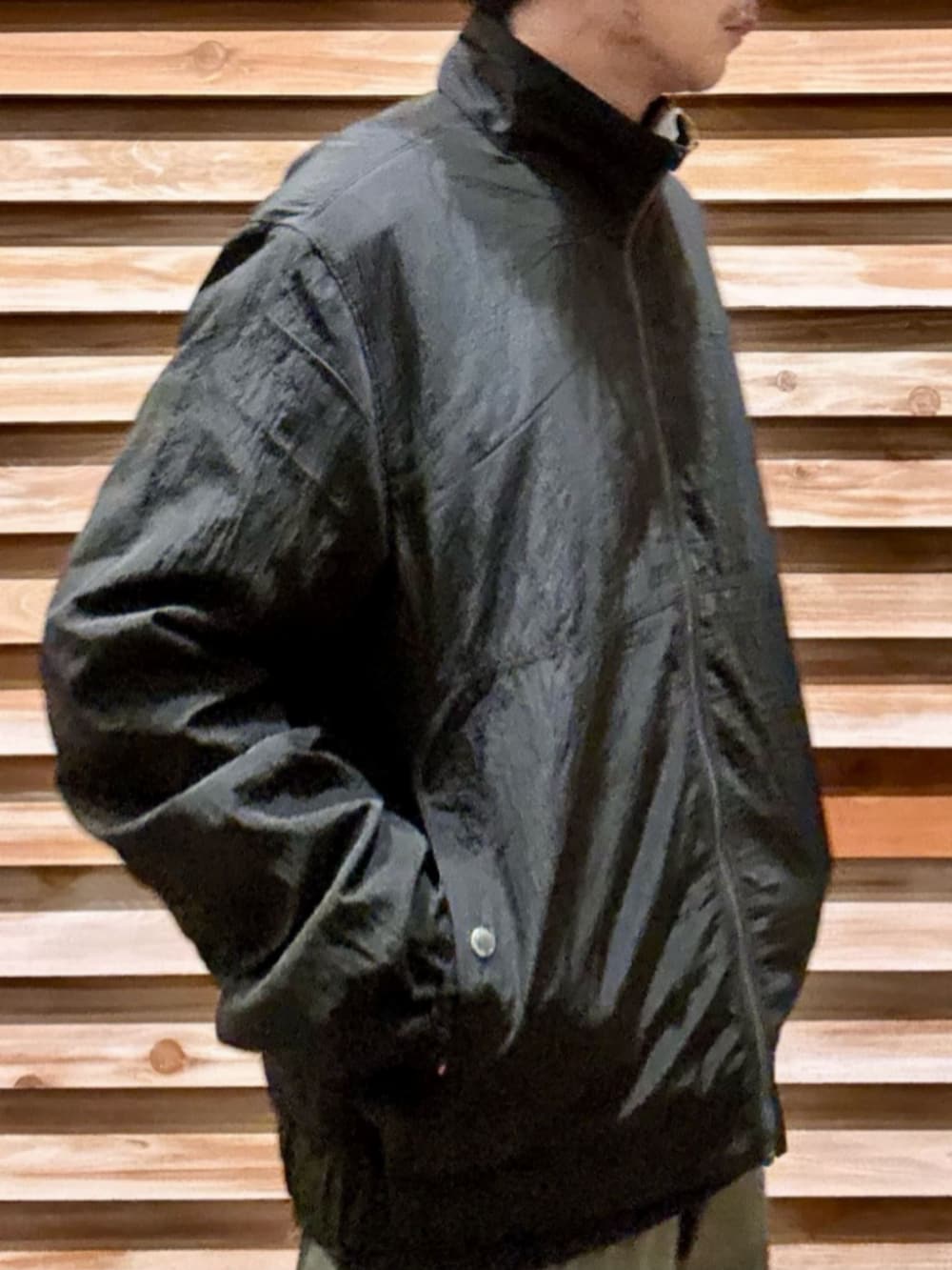 ホワイト系のTシャツ/カットソー、ブラック系のブルゾン、ブラック系のスウェットを着用したメンズの冬コーディネートの8枚目の写真