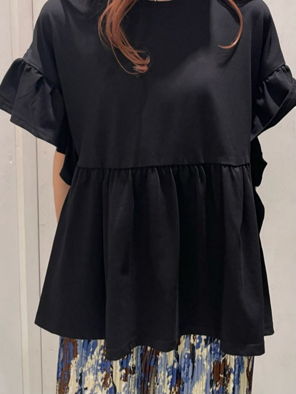 「夏コーデ、ワイドパンツ、半袖、バッグ、ミニバッグ、リラックス、リラックススタイル、カジュアルコーデ、楽チンコーデ、HONEYSUCKLE ROSE、ママコーデ」｜「Right-onの【HONEYSUCKLE ROSE】接触冷感フリルＴシャツ（その他トップス、ブラック系）」を使った、Rightonさん（レディース・164cm）の夏コーディネートの4枚目の写真