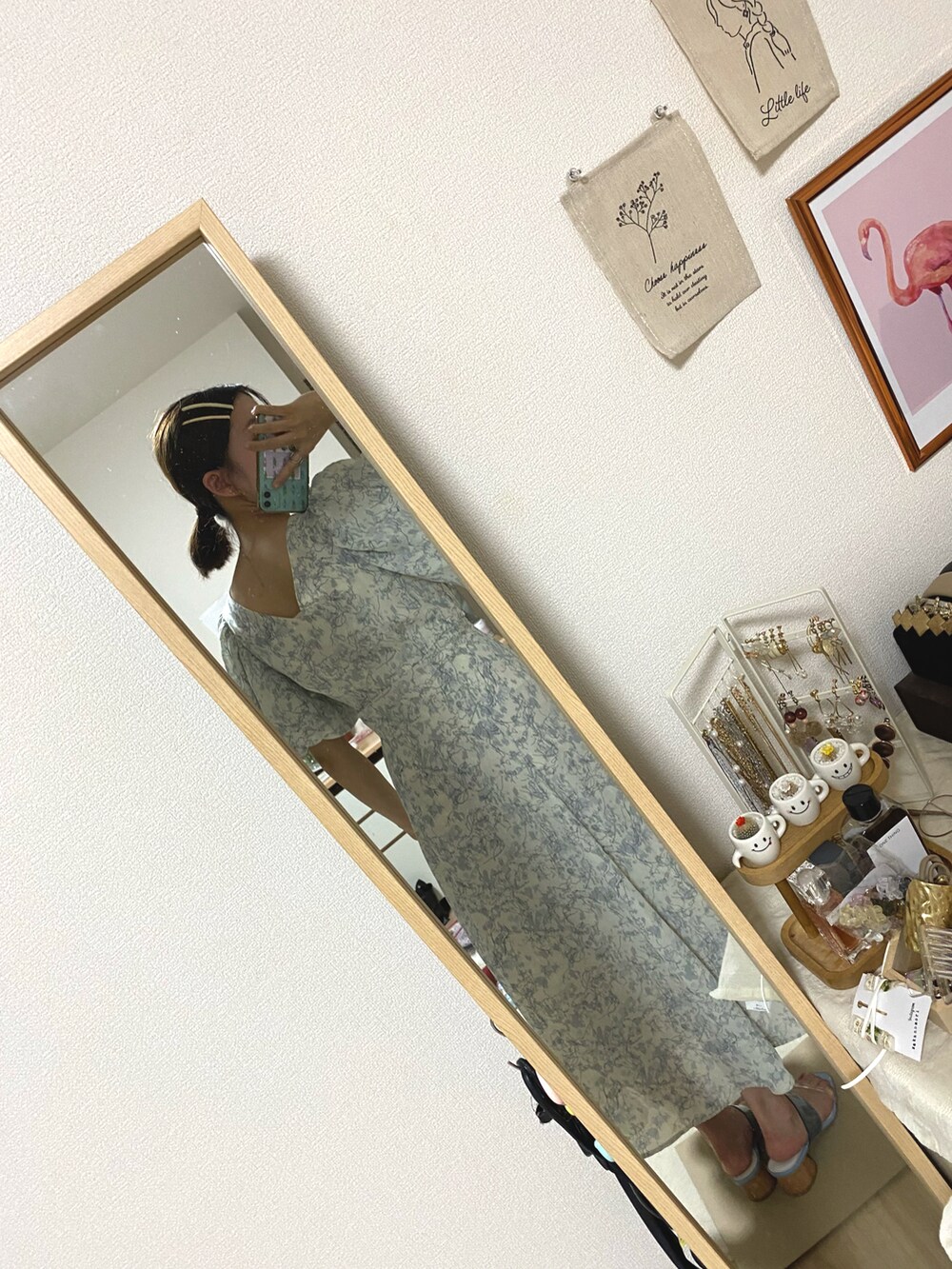 ブルー系のサンダル、ブルー系のワンピース、ベージュ系のその他ヘアアクセサリーを着用したレディースの夏コーディネートの2枚目の写真