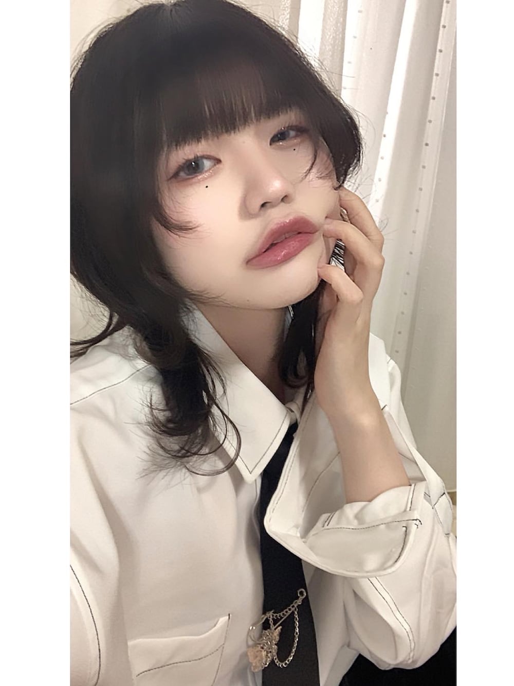 ホワイト系のシャツ/ブラウス、ブラック系のネクタイ、ブラック系のスカートを着用したレディースの秋コーディネートの3枚目の写真