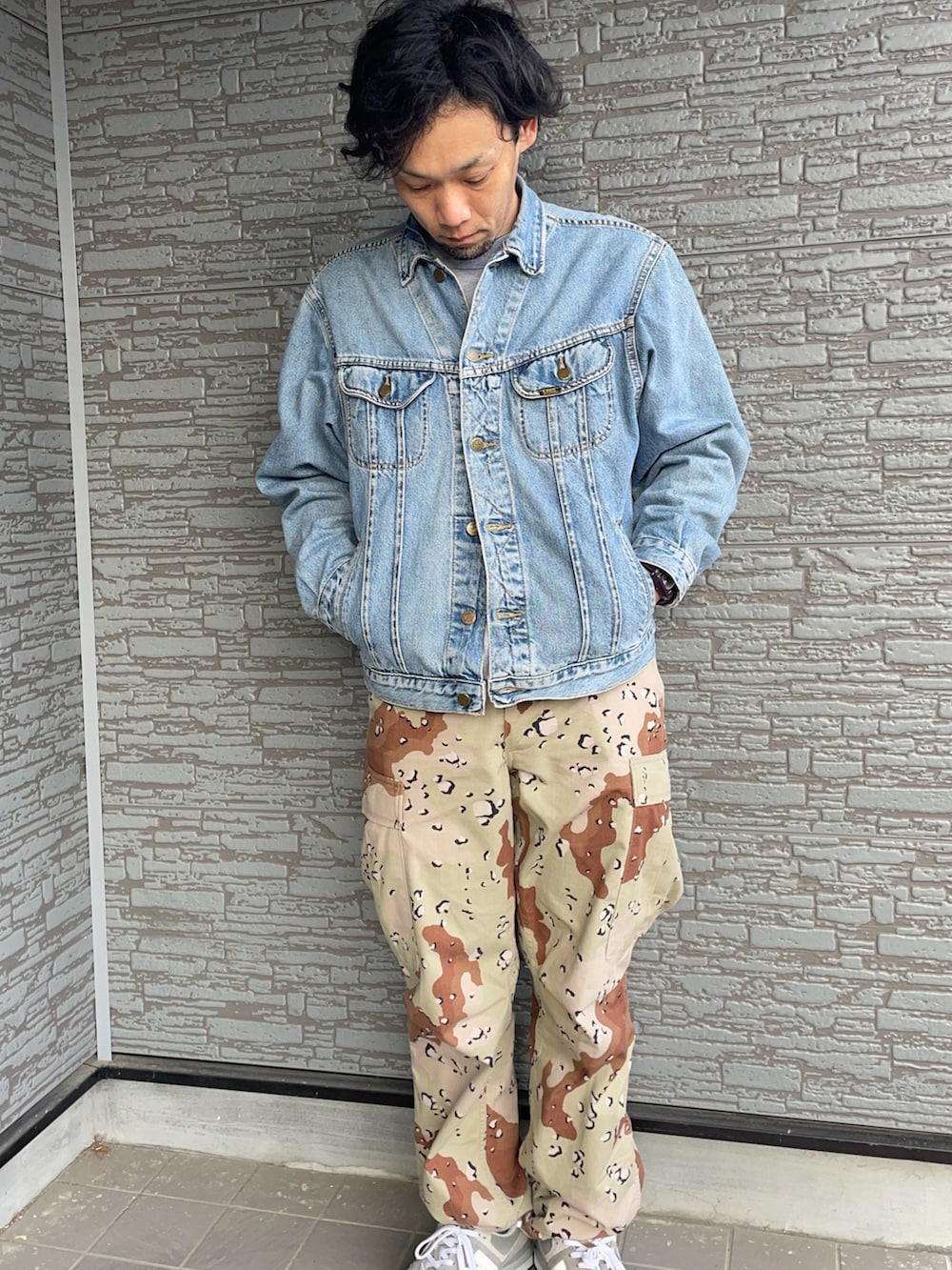 ブルー系のデニムジャケット、グリーン系のその他アウター、ベージュ系のカーゴパンツを着用したメンズの冬コーディネートの2枚目の写真