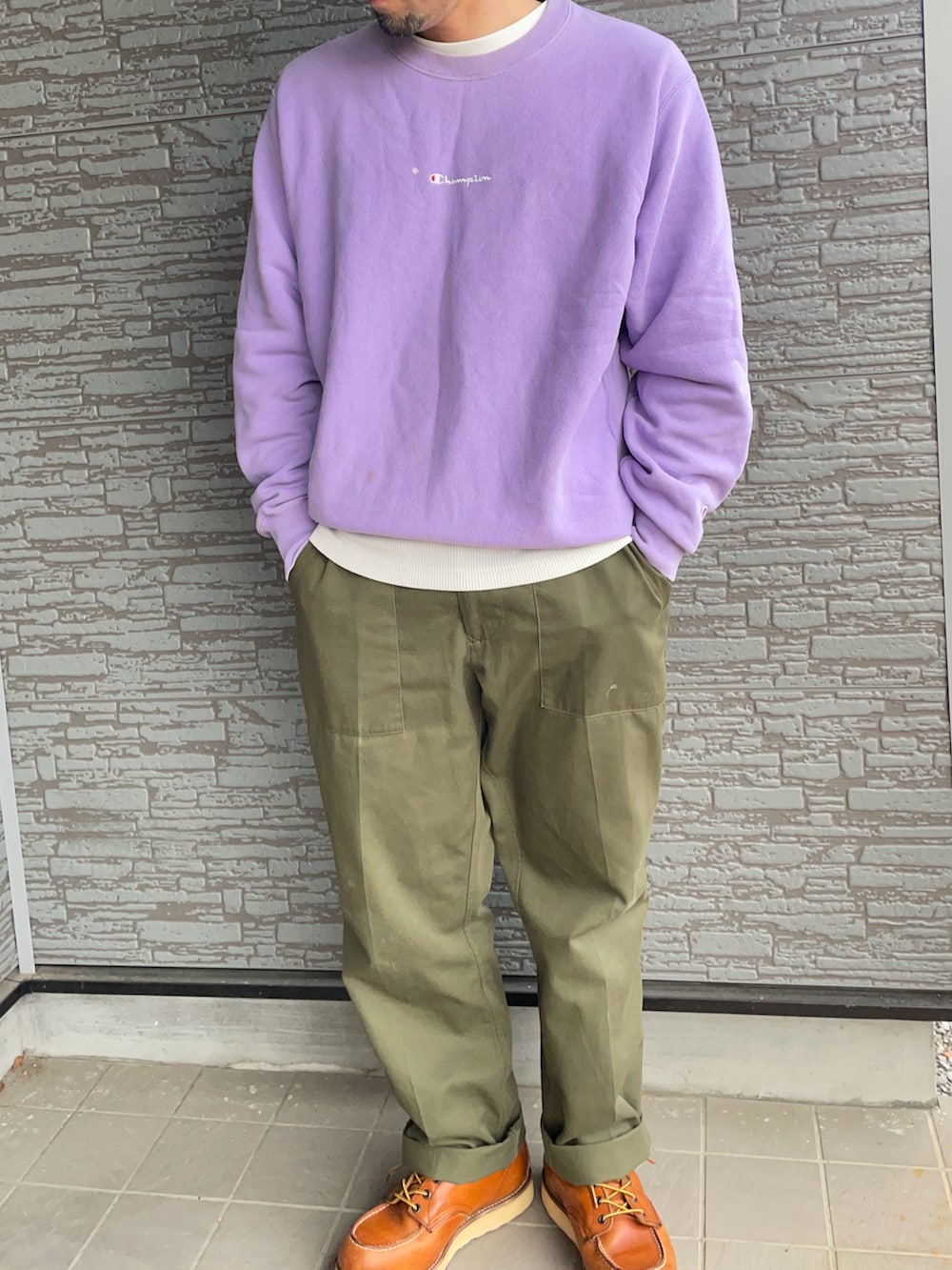 ブラウン系のブーツ、グリーン系のパンツ、ブルー系のデニムジャケットを着用したメンズの春コーディネートの2枚目の写真