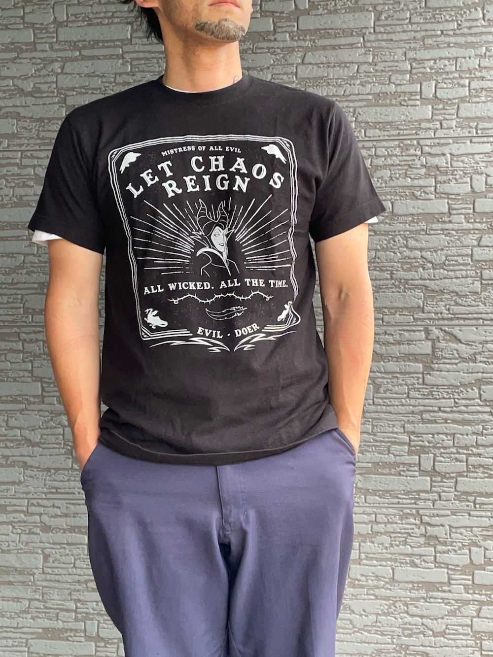 ブラック系のTシャツ/カットソー、ホワイト系のスニーカーを着用したメンズの夏コーディネートの2枚目の写真