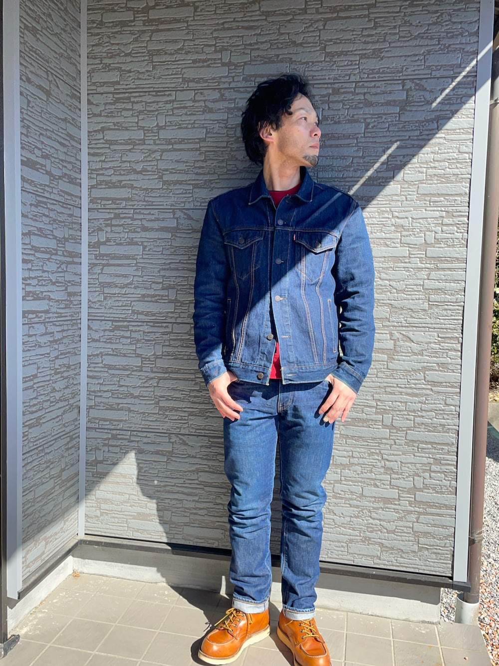 ブラウン系のブーツ、ブルー系のデニムパンツ、グリーン系のMA-1を着用したメンズの冬コーディネートの2枚目の写真