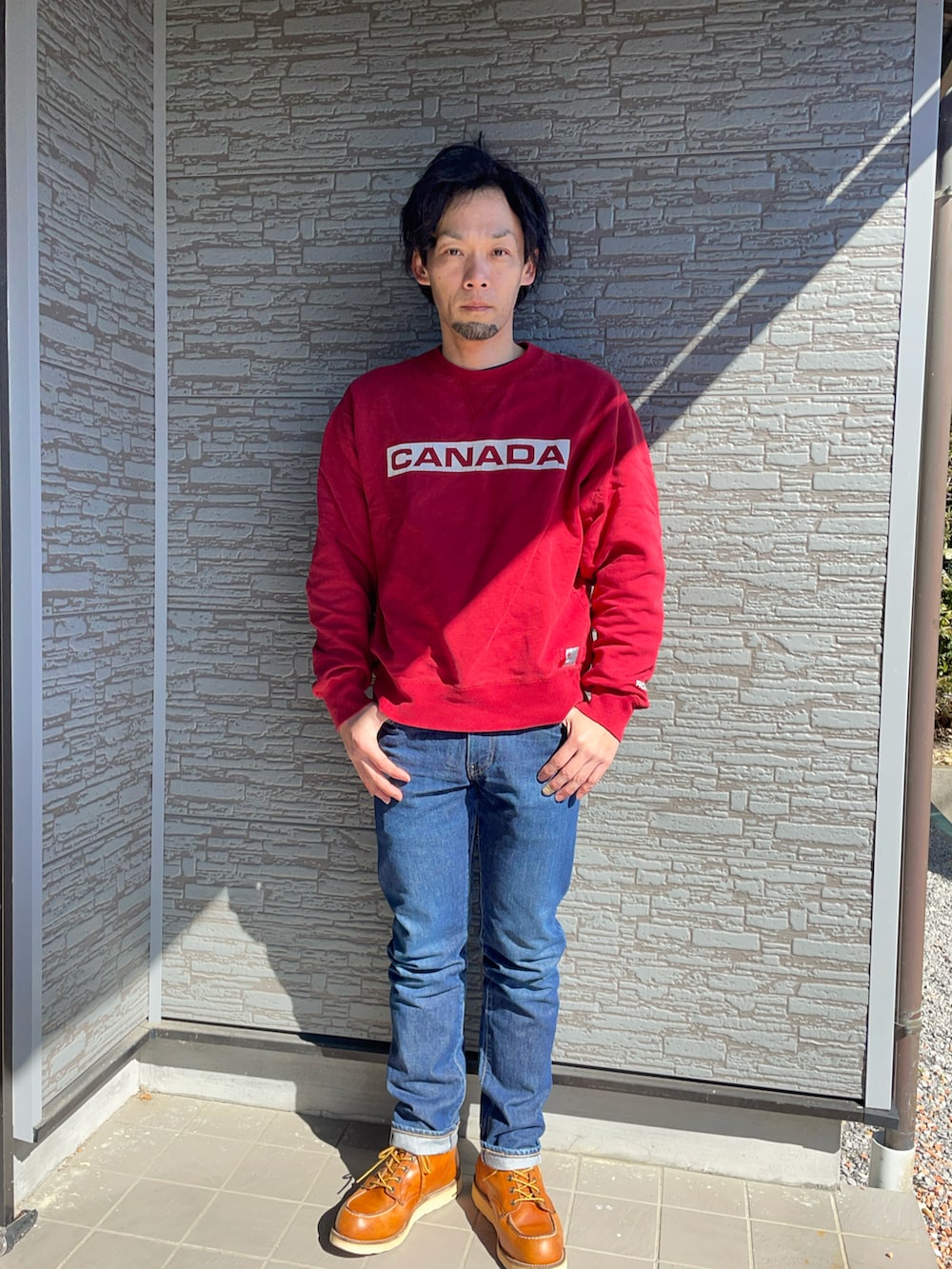 ブラウン系のブーツ、ブルー系のデニムパンツ、グリーン系のMA-1を着用したメンズの冬コーディネートの3枚目の写真