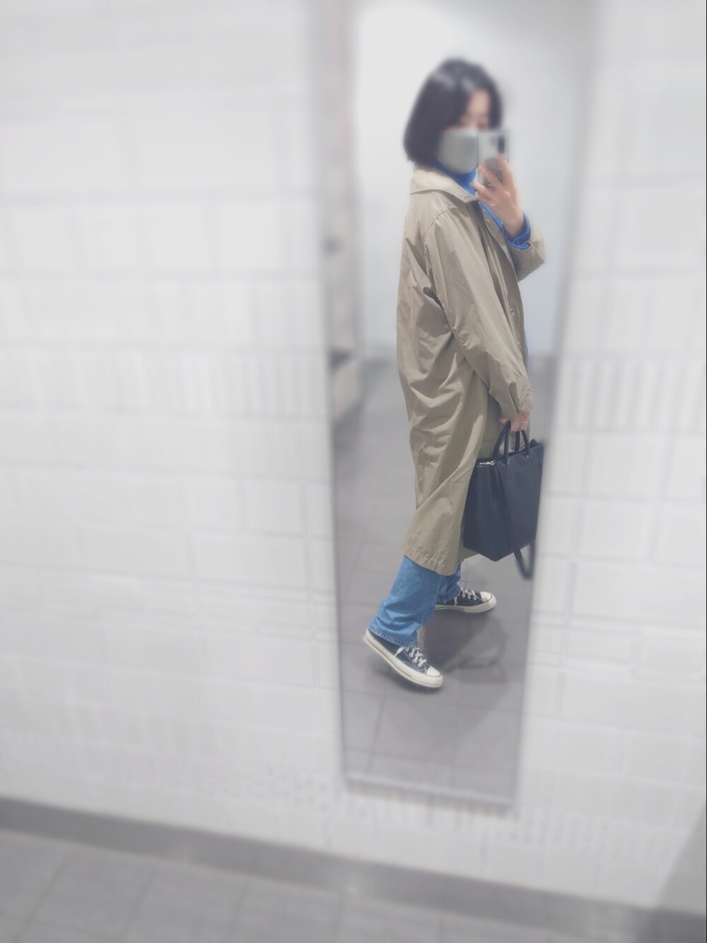 ブラック系のトートバッグ、ブラック系のスニーカー、ブルー系のニット/セーターを着用したレディースの秋コーディネートの2枚目の写真