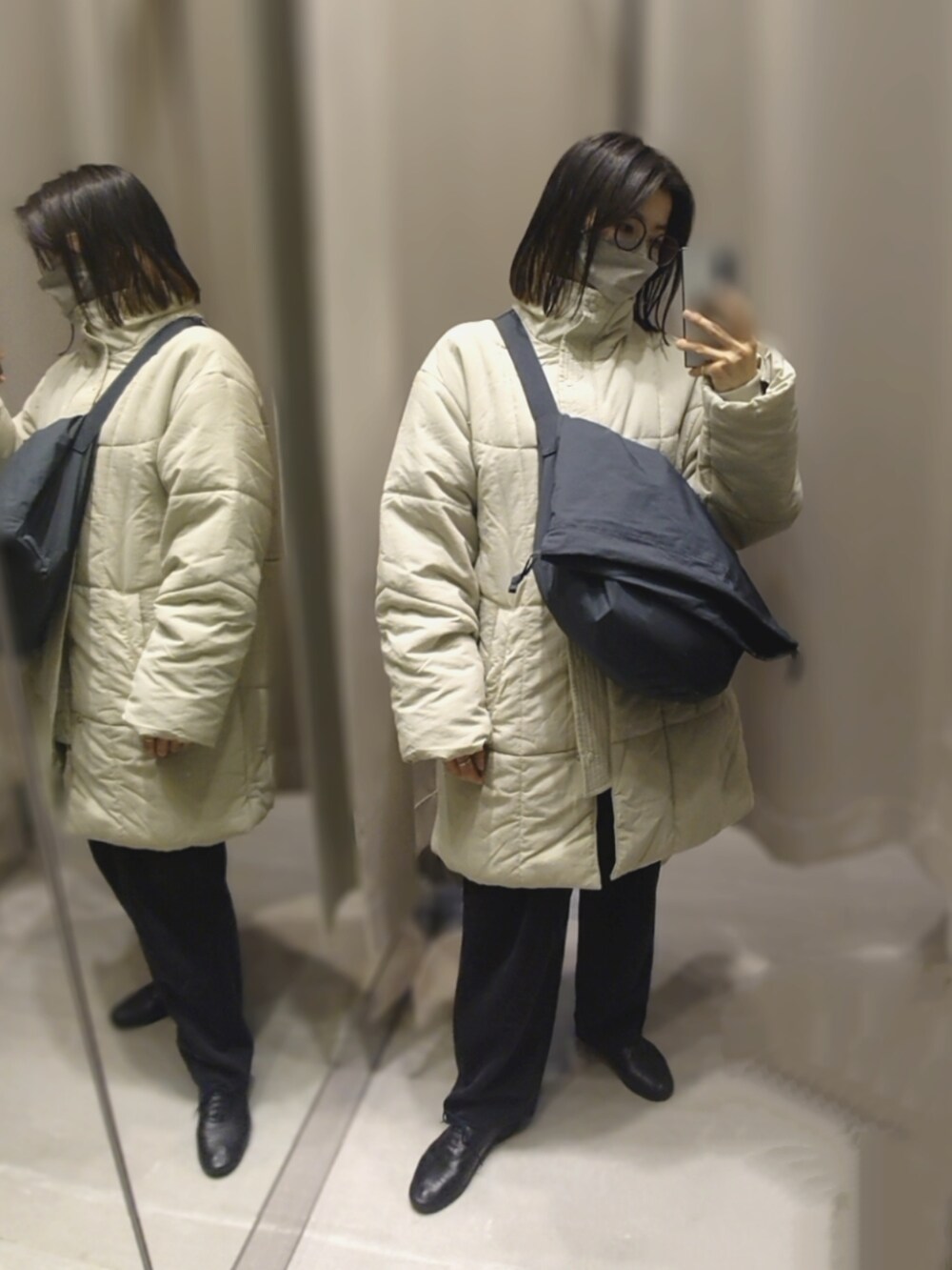 グリーン系のダウンジャケット/コート、グレー系のショルダーバッグ、ブラック系のその他パンツを着用したレディースの春コーディネートの2枚目の写真