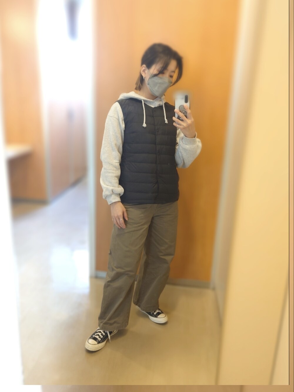 ブラック系のダウンジャケット/コート、グレー系のスウェット、ベージュ系のその他パンツを着用したレディースの冬コーディネートの2枚目の写真