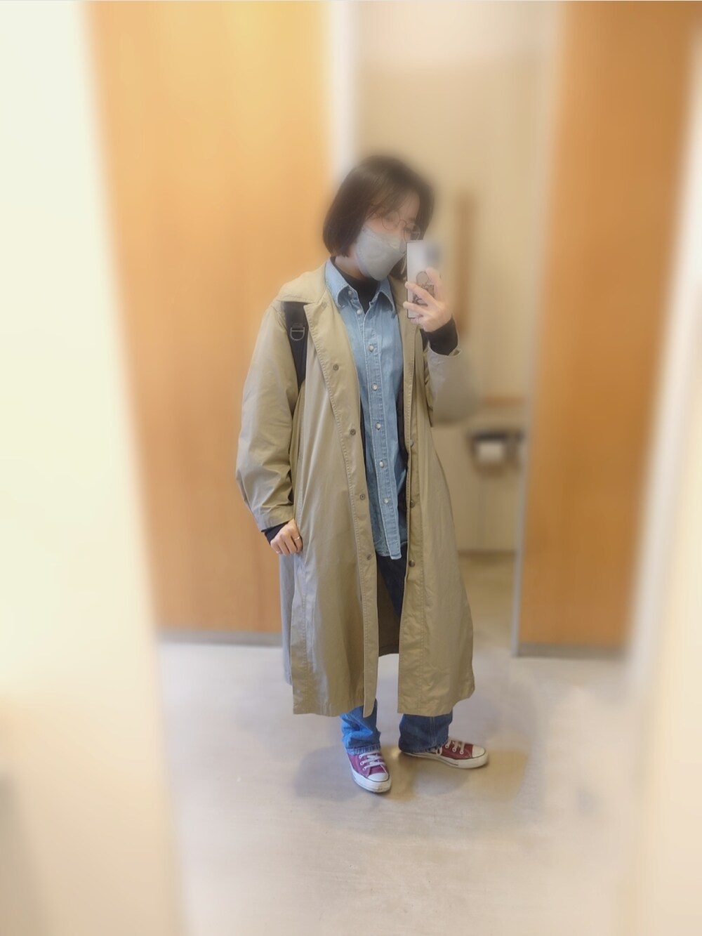 レッド系のスニーカー、ブルー系のデニムパンツ、グリーン系のその他アウターを着用したレディースの秋コーディネートの2枚目の写真