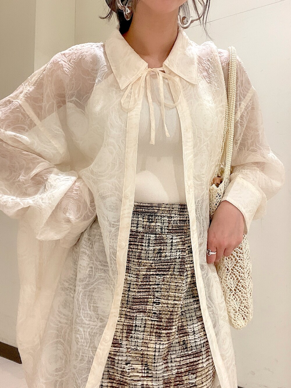 ベージュ系のシャツ/ブラウス、ホワイト系のキャミソール、ホワイト系のトートバッグを着用したレディースの春コーディネートの4枚目の写真