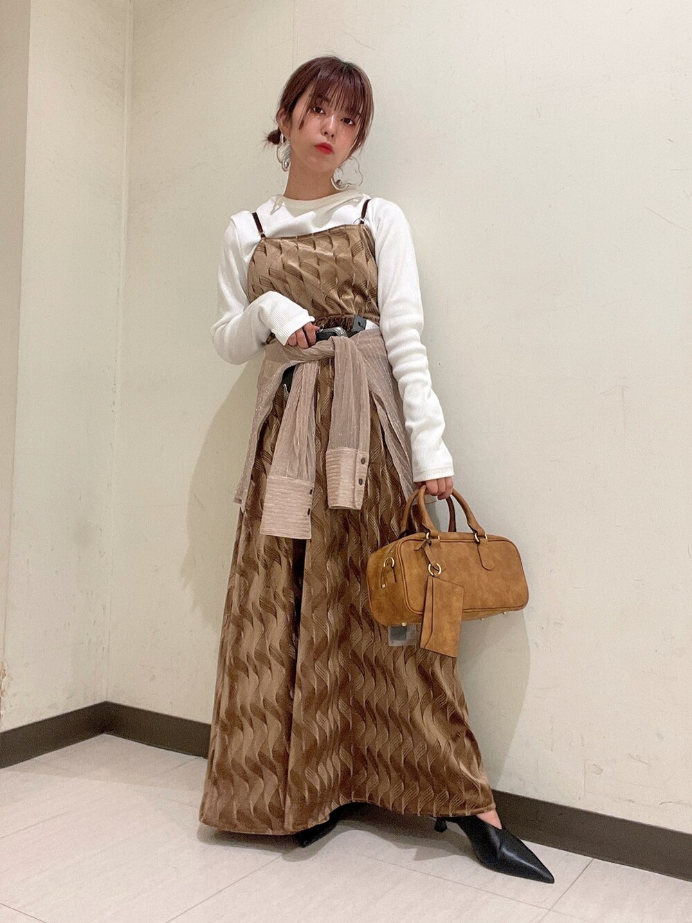 ブラウン系のボストンバッグ、ベージュ系のシャツ/ブラウス、イエロー系のワンピースを着用したレディースの秋コーディネートの4枚目の写真