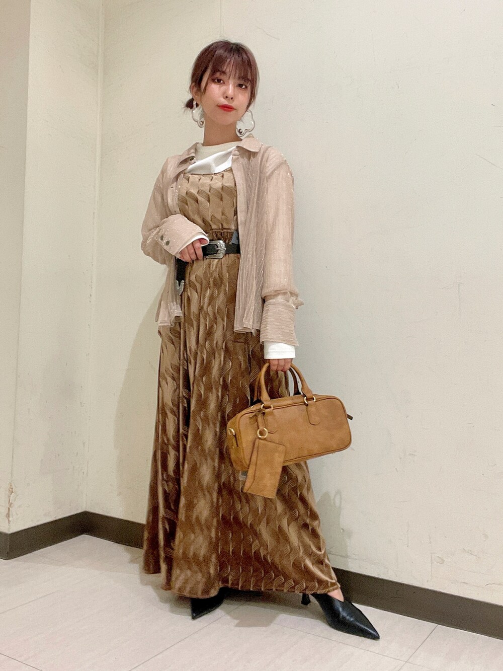 ブラウン系のボストンバッグ、ベージュ系のシャツ/ブラウス、イエロー系のワンピースを着用したレディースの秋コーディネートの3枚目の写真