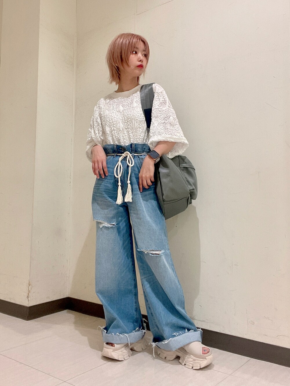 ホワイト系のTシャツ/カットソー、グリーン系のボディバッグ/ウエストポーチ、ブルー系のデニムパンツを着用したレディースの夏コーディネートの2枚目の写真