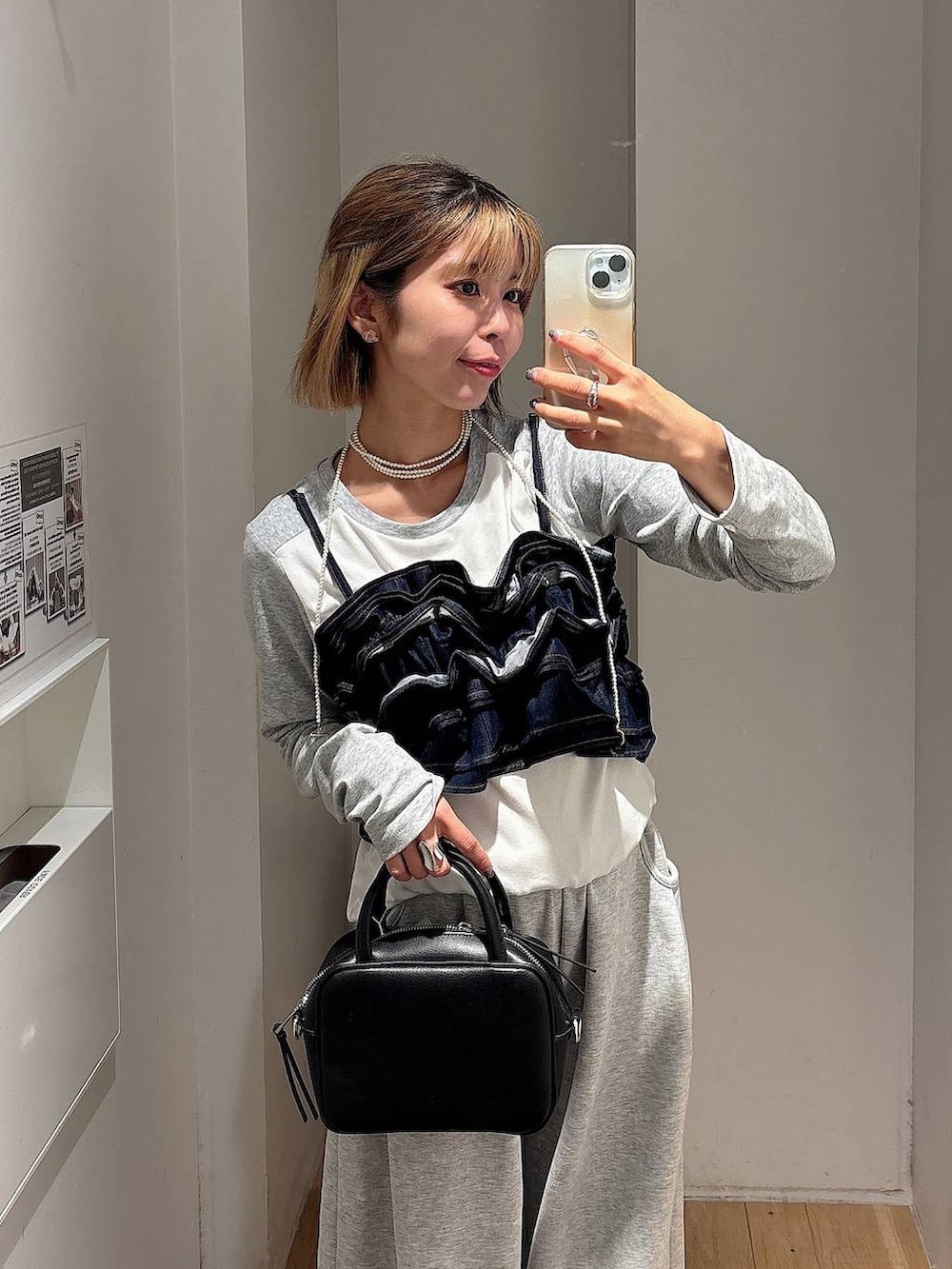 ブラック系のショルダーバッグ、グレー系のスウェットパンツ、ブラック系のローファーを着用したレディースの秋コーディネートの5枚目の写真