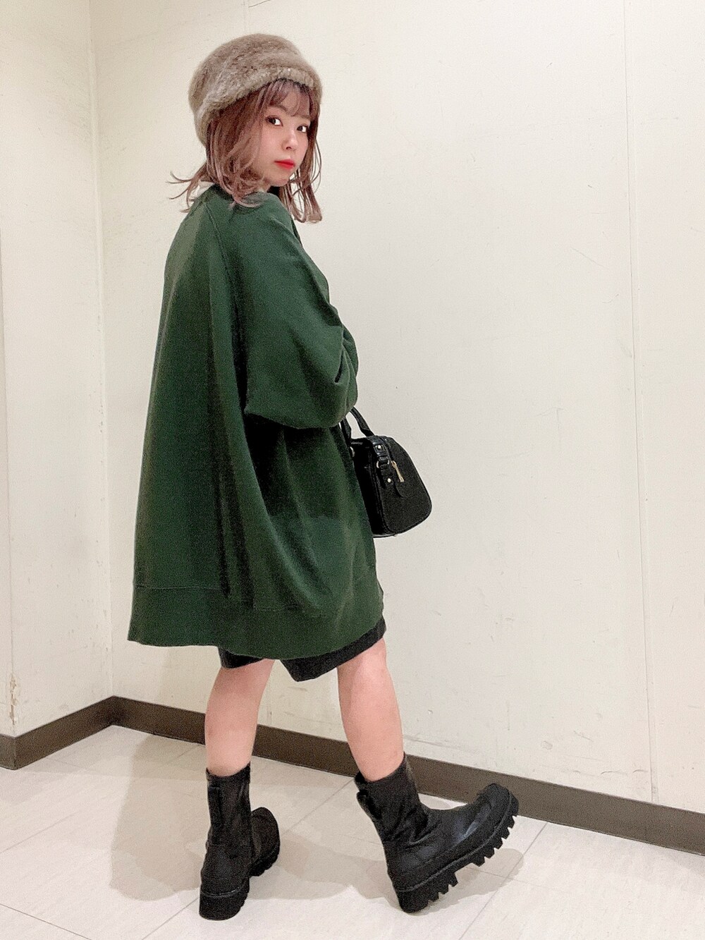 グリーン系のスウェット、ホワイト系のTシャツ/カットソー、ブラック系のショルダーバッグを着用したレディースの秋コーディネートの2枚目の写真