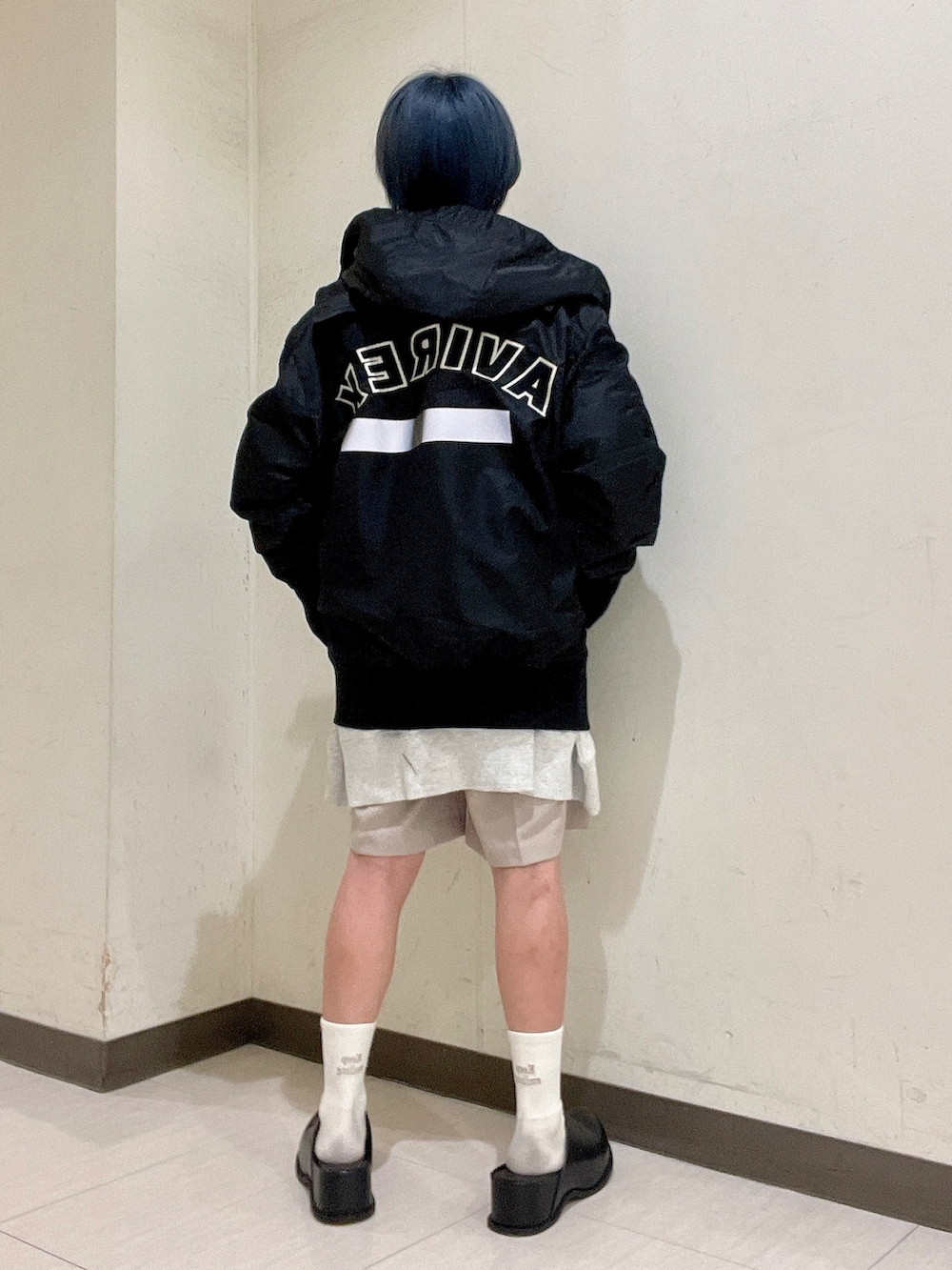 ブラック系のMA-1、ブラック系のサンダル、ホワイト系のスウェットを着用したレディースの冬コーディネートの3枚目の写真