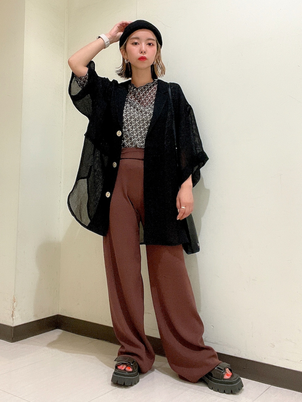 ブラウン系のパンツ、ブラック系のTシャツ/カットソー、ブラック系のシャツ/ブラウスを着用したレディースの夏コーディネートの3枚目の写真