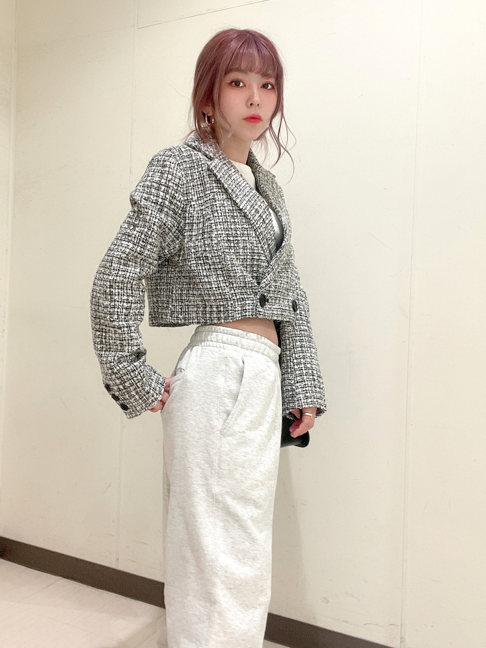 ブラック系のテーラードジャケット、ホワイト系のTシャツ/カットソー、グレー系のスウェットパンツを着用したレディースの春コーディネートの4枚目の写真