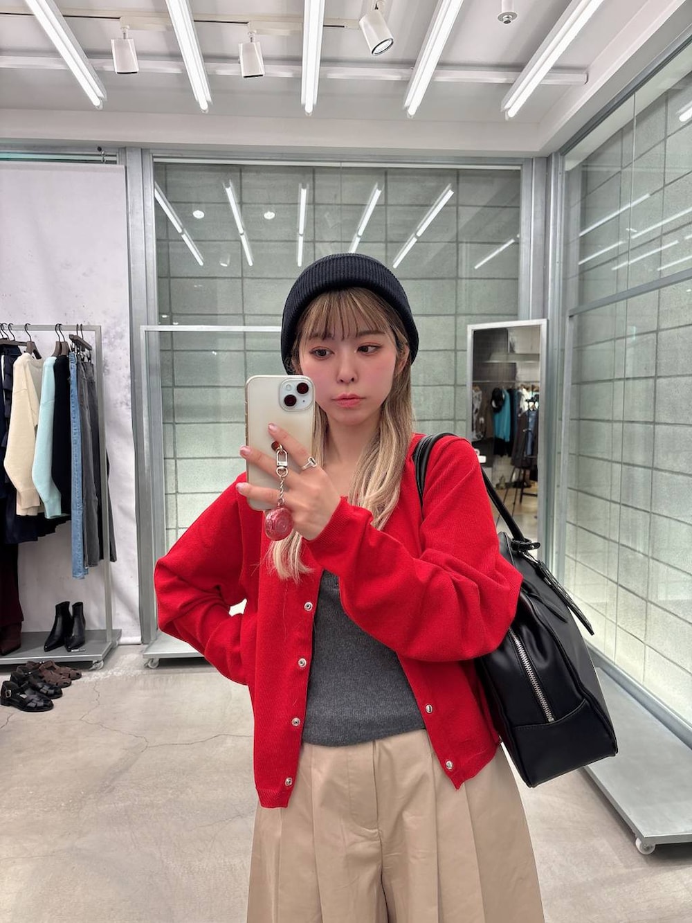 ブラック系のローファー、ブラック系のボストンバッグ、ベージュ系のその他パンツを着用したレディースの春コーディネートの2枚目の写真