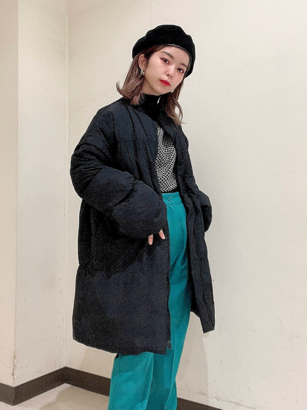 ブラック系のニット/セーター、ブラック系のその他アウター、ブラック系のショルダーバッグを着用したレディースの冬コーディネートの5枚目の写真