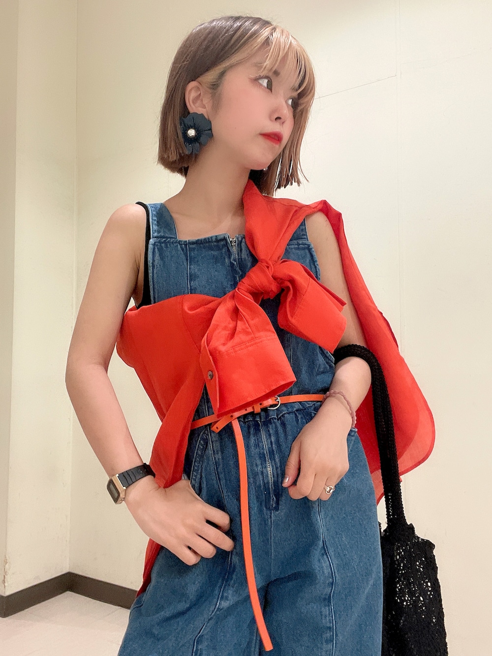 ブルー系のサロペット/オーバーオール、オレンジ系のシャツ/ブラウス、ブラック系のニット/セーターを着用したレディースの夏コーディネートの5枚目の写真