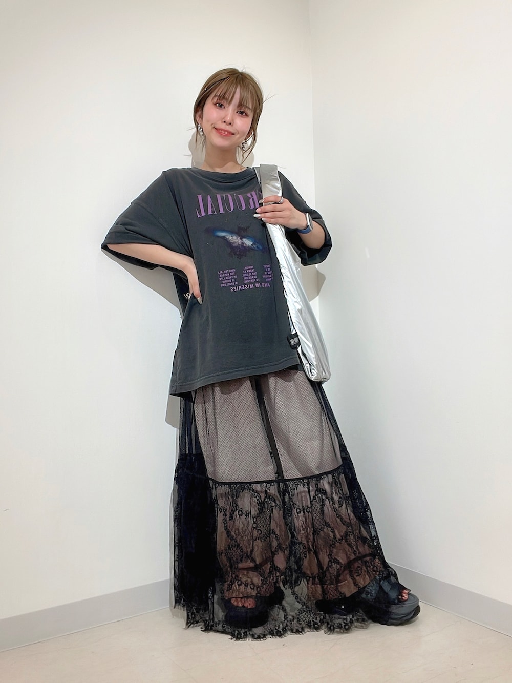 グレー系のTシャツ/カットソー、ブラック系のTシャツ/カットソー、ブラック系のスカートを着用したレディースの春コーディネートの3枚目の写真