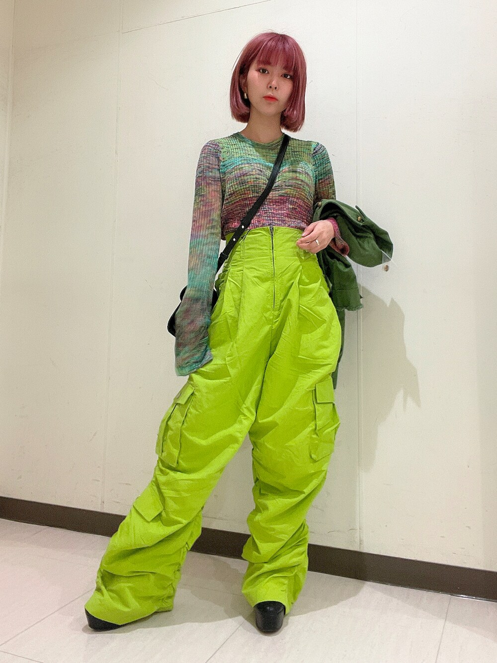 グリーン系のTシャツ/カットソー、グリーン系のその他アウター、ブラック系のその他パンツを着用したレディースの春コーディネートの4枚目の写真