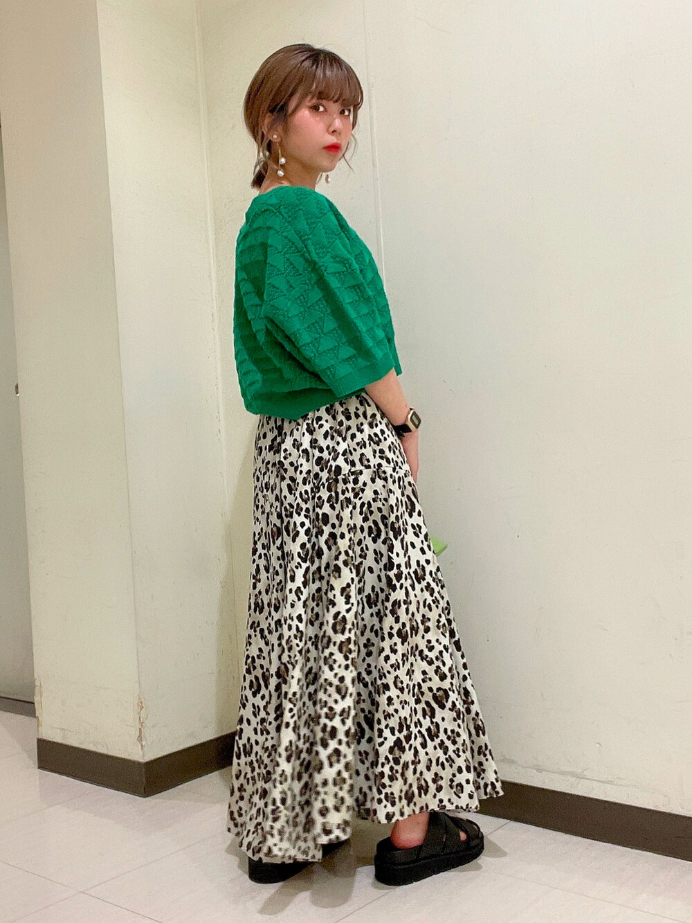 グリーン系のカーディガン/ボレロ、その他のスカート、ブラック系のサンダルを着用したレディースの春コーディネートの4枚目の写真