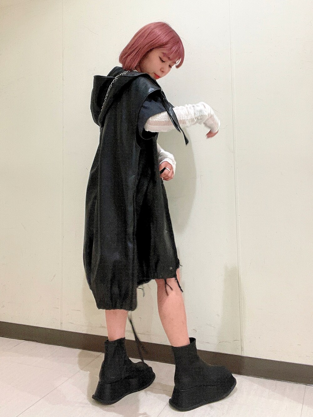 ブラック系のその他アウター、ブラック系のデニムパンツ、ブラック系のスリッポンを着用したレディースの春コーディネートの3枚目の写真