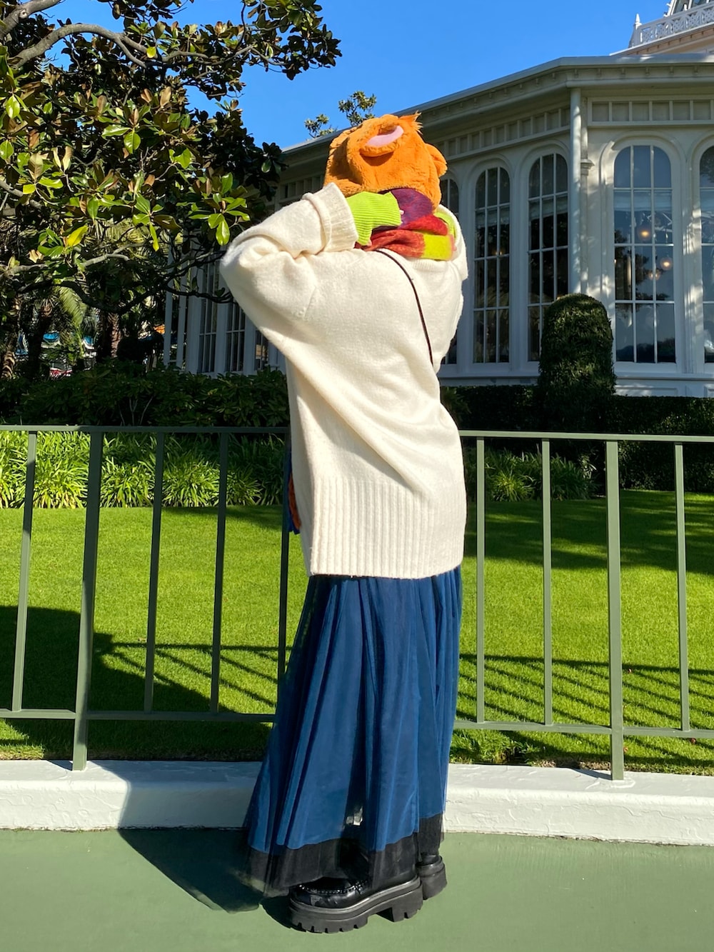 ホワイト系のニット/セーター、ブラック系のスカート、ブラック系のパンプスを着用したレディースの冬コーディネートの3枚目の写真