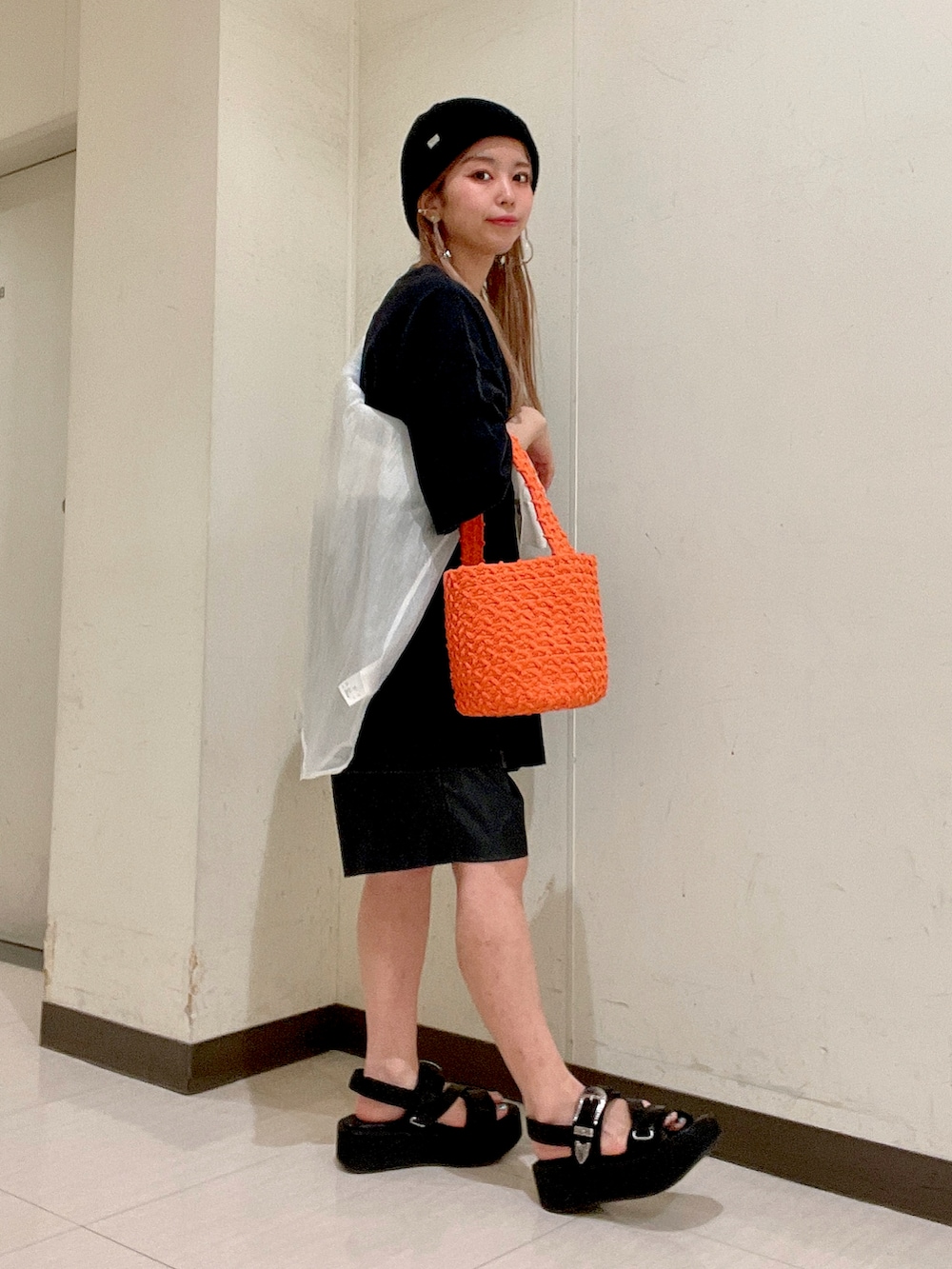 ブラック系のその他パンツ、オレンジ系のハンドバッグ、ブラック系のサンダルを着用したレディースの夏コーディネートの5枚目の写真